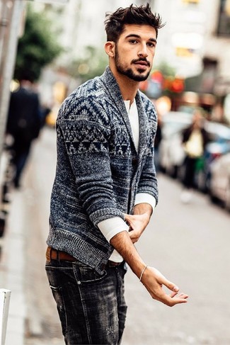 Как носить серый кардиган с черными джинсами мужчине