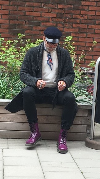 Как носить серый кардиган с черными джинсами мужчине