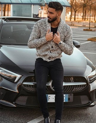 Как носить серый кардиган с черными джинсами мужчине