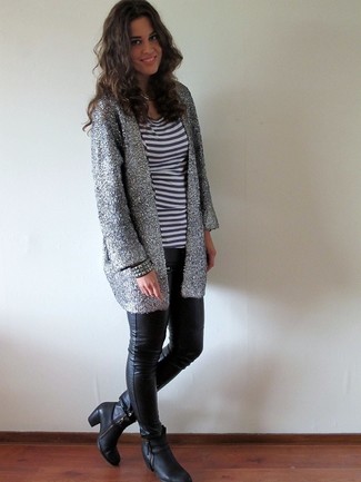 Как носить серый кардиган с черными кожаными ботильонами