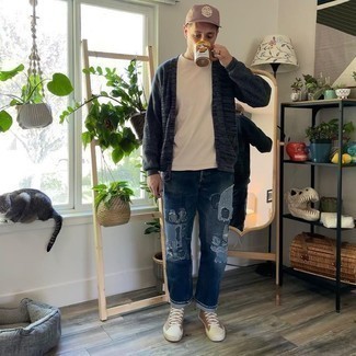 Как носить серый кардиган с синими джинсами мужчине