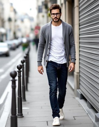 Как носить серый кардиган с синими джинсами мужчине