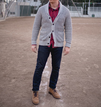 Как носить серый кардиган с синими джинсами мужчине
