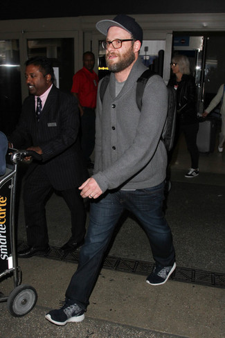 Как носить серый кардиган с синими джинсами мужчине