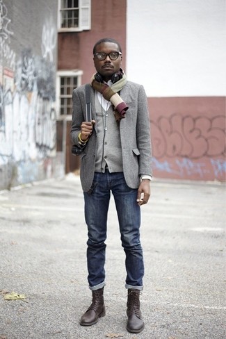Как носить серый кардиган с синими джинсами мужчине