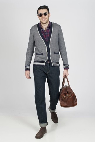 Как носить серый кардиган с синими джинсами мужчине