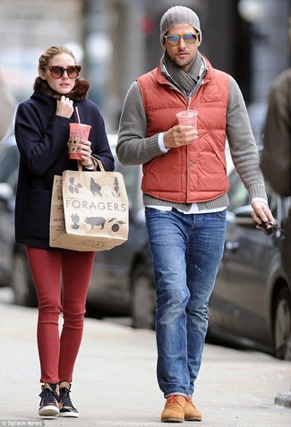 Как носить серый кардиган с синими джинсами мужчине