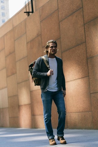 Как носить серый кардиган с синими джинсами мужчине