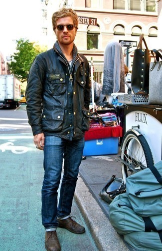 Как носить серый кардиган с синими джинсами мужчине