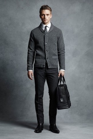 Как носить серый кардиган с темно-серыми брюками чинос