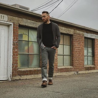 Как носить серый кардиган с темно-серыми джинсами мужчине