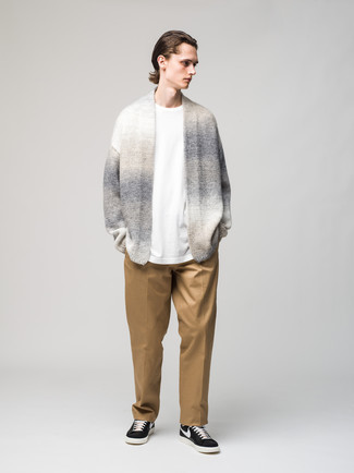 Какие брюки чинос носить с серым кардиганом