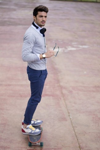 Какие брюки чинос носить с серым кардиганом