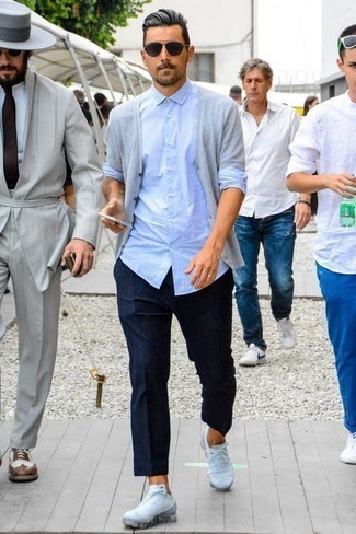 Какие брюки чинос носить с серым кардиганом