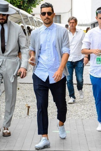 Какие брюки чинос носить с серым кардиганом