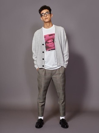 Какие брюки чинос носить с серым кардиганом