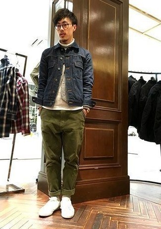 Какие джинсовые куртки носить с серым кардиганом мужчине