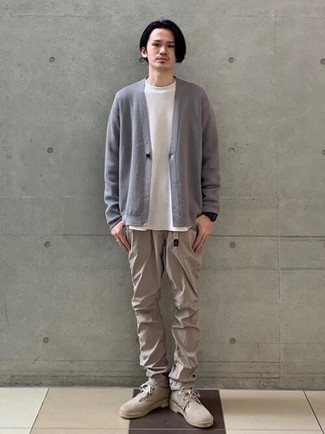 Какие ботинки дезерты носить с серым кардиганом