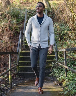 Какие монки с двумя ремешками носить с серым кардиганом