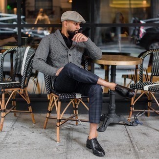 Как носить серый кардиган с серыми брюками чинос