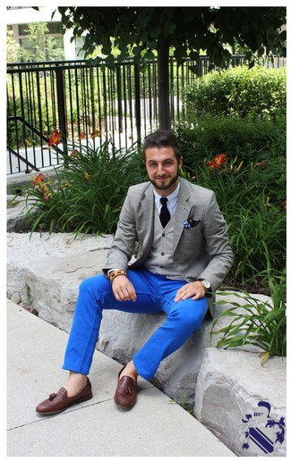 Как носить серый кардиган с серым пиджаком в шотландскую клетку мужчине