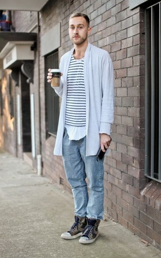 Какие джинсы носить с серым кардиганом мужчине