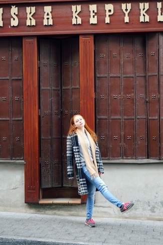 Какие джинсы носить с серым кардиганом женщине