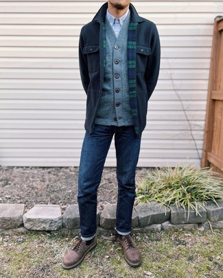 Как носить серый кардиган с темно-синими джинсами мужчине