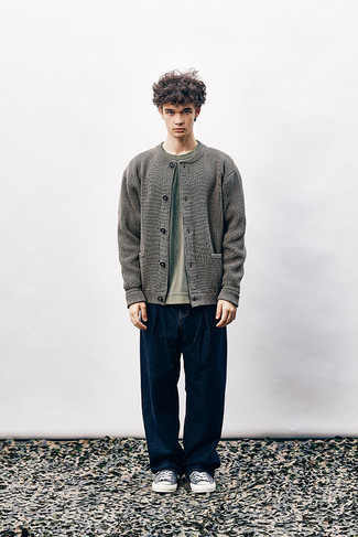 Как носить серый кардиган с темно-синими джинсами мужчине