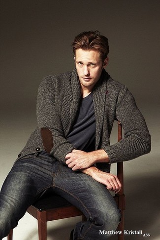 Как носить серый кардиган с темно-синими джинсами мужчине