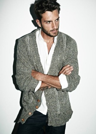 Как носить серый кардиган с темно-синими джинсами мужчине