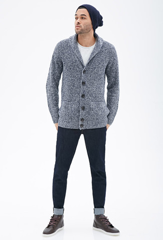 Как носить серый кардиган с темно-синими джинсами мужчине