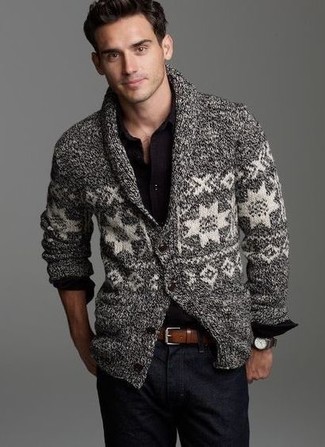 Как носить серый кардиган с темно-синими джинсами мужчине