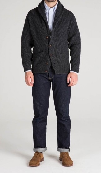 Как носить серый кардиган с темно-синими джинсами мужчине