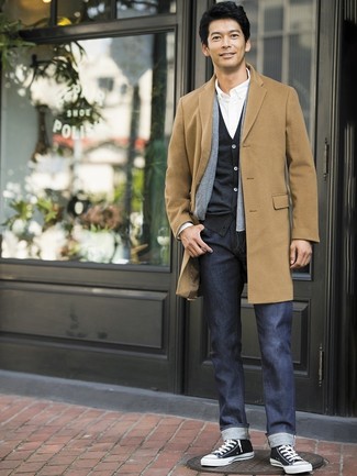 Как носить серый кардиган с темно-синими джинсами мужчине