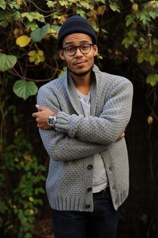 Как носить серый кардиган с темно-синими джинсами мужчине