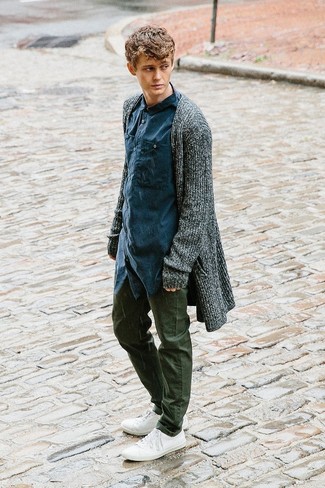 Как носить серый кардиган с оливковыми брюками чинос