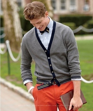 Как носить серый кардиган с оранжевыми брюками чинос