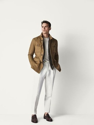 Как носить серый кардиган с белыми брюками чинос