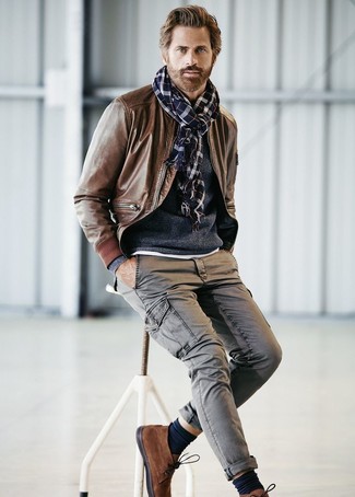 Как носить серые брюки карго с коричневыми замшевыми ботинками дезертами