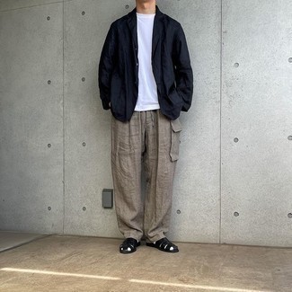 Какие футболки с круглым вырезом носить с серыми брюками карго