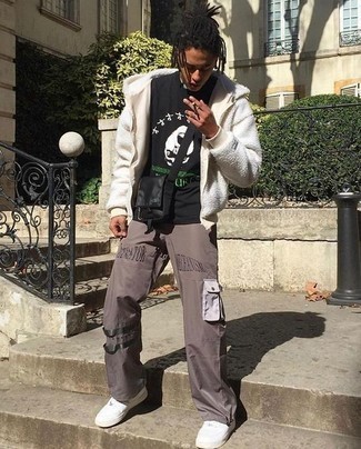 Какой худи носить с серыми брюками карго