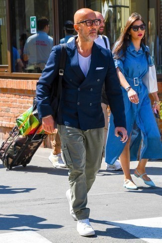 С чем носить серые брюки карго