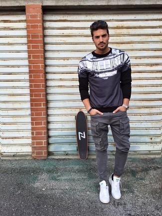 С чем носить серые брюки карго