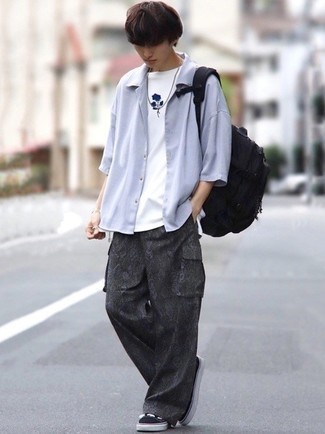 С чем носить серые брюки карго