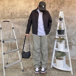 С чем носить серые брюки карго