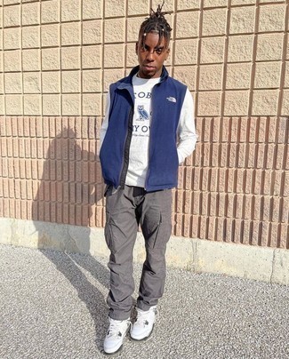 Как носить серые брюки карго с белыми кожаными низкими кедами