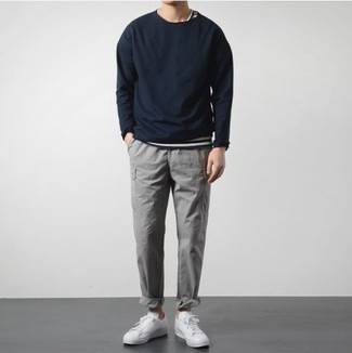 Как носить серые брюки карго с белыми низкими кедами