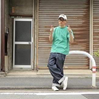 Как носить серые брюки карго с белыми низкими кедами