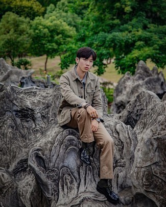 С чем носить серую рубашку с длинным рукавом из шамбре мужчине